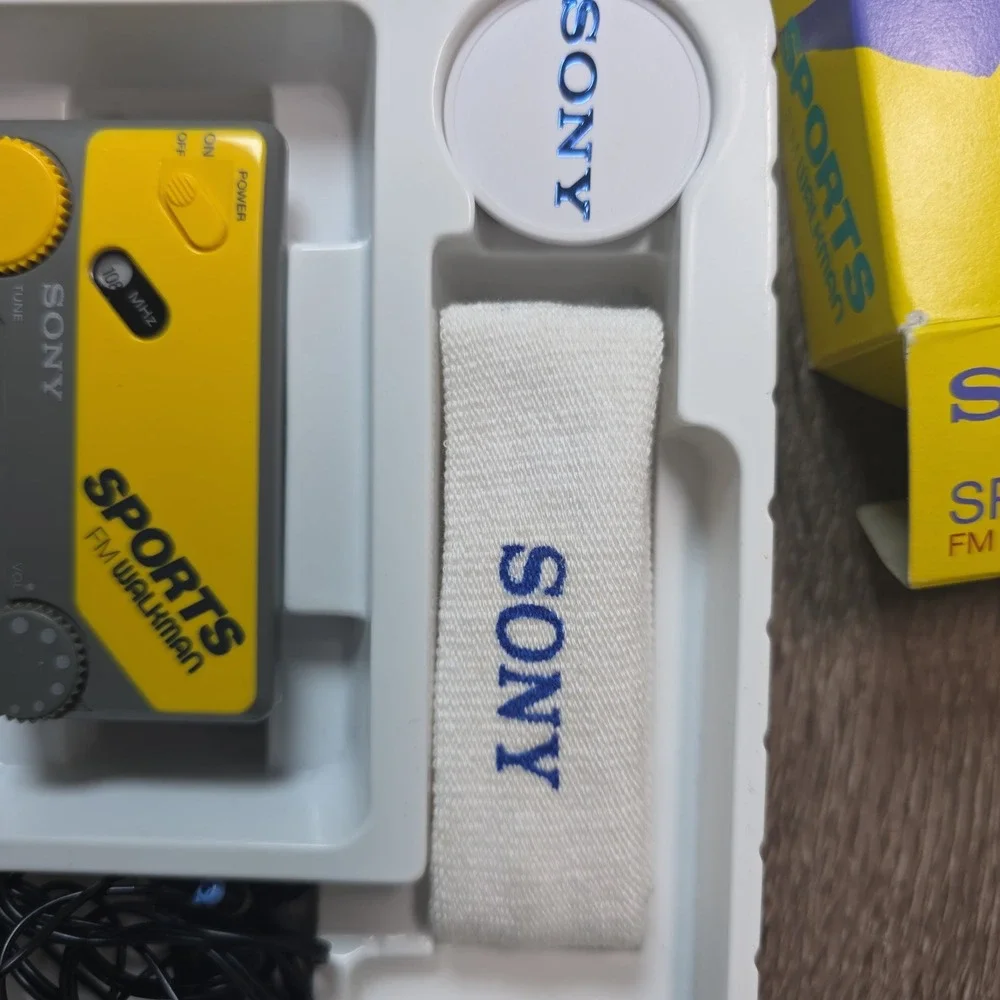 Sony Sportsband FM Stereo Receiver Walkman Yellow SRF-F1 Vintage With Box